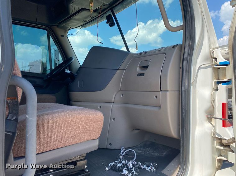 image for item DI7814 2015 Freightliner Cascadia  semi truck