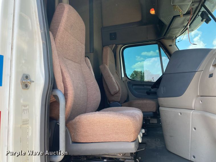 image for item DI7814 2015 Freightliner Cascadia  semi truck