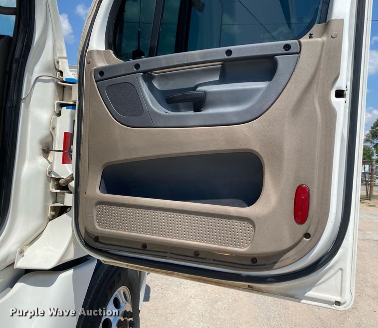 image for item DI7814 2015 Freightliner Cascadia  semi truck