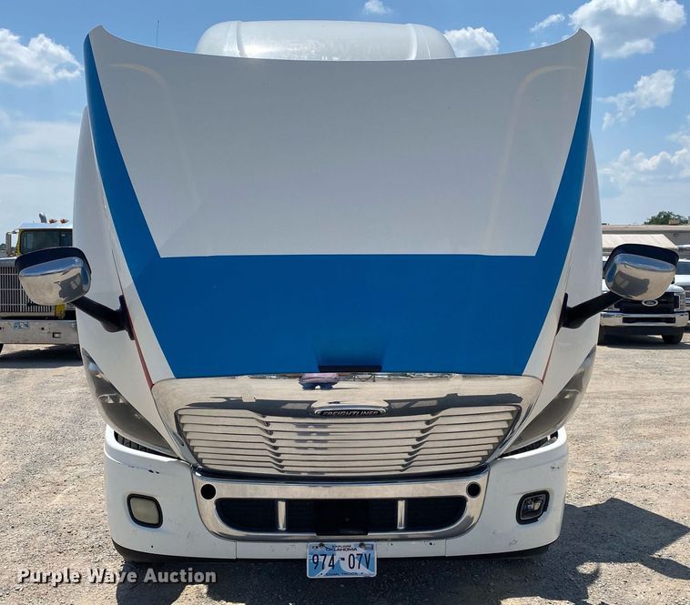 image for item DI7814 2015 Freightliner Cascadia  semi truck