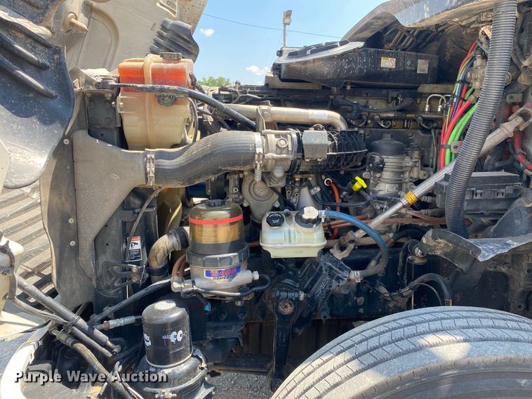 image for item DI7814 2015 Freightliner Cascadia  semi truck