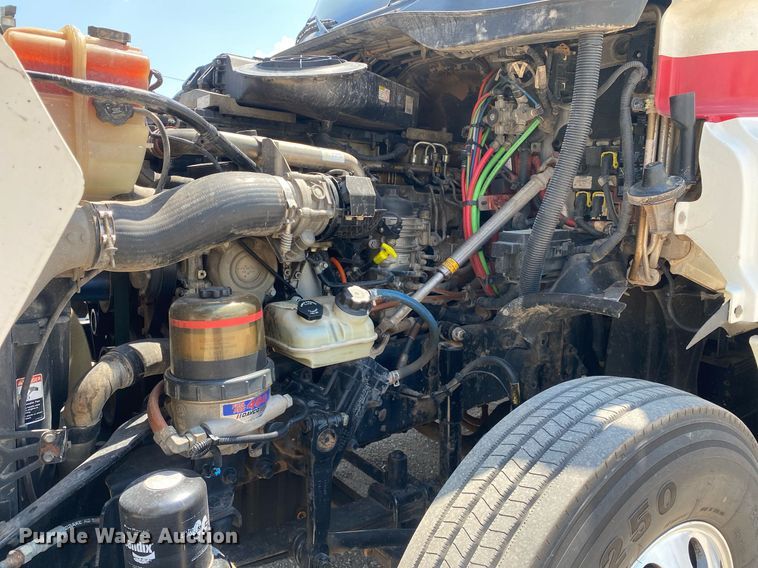 image for item DI7814 2015 Freightliner Cascadia  semi truck