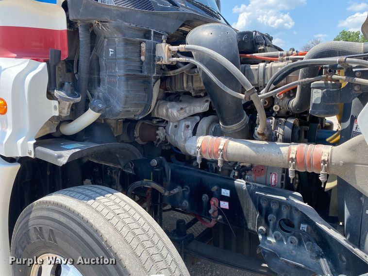 image for item DI7814 2015 Freightliner Cascadia  semi truck