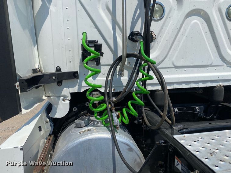 image for item DI7814 2015 Freightliner Cascadia  semi truck