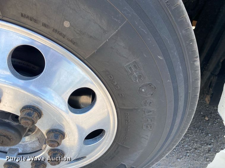 image for item DI7814 2015 Freightliner Cascadia  semi truck