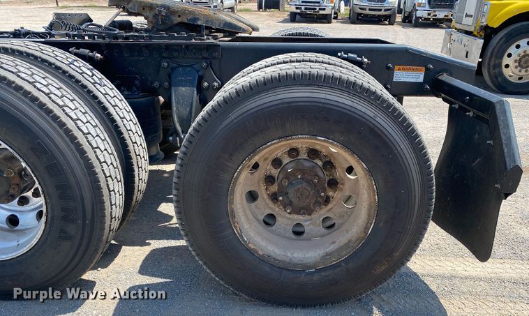 image for item DI7814 2015 Freightliner Cascadia  semi truck