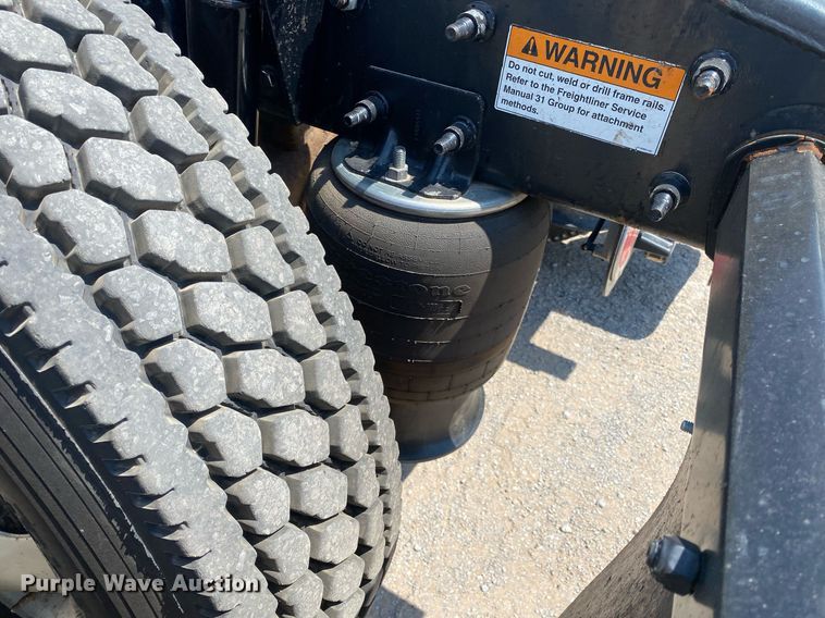 image for item DI7814 2015 Freightliner Cascadia  semi truck