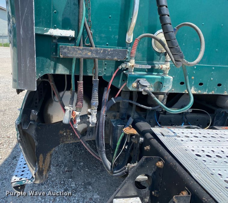 image for item DI7818 1999 Freightliner Century Class  semi truck