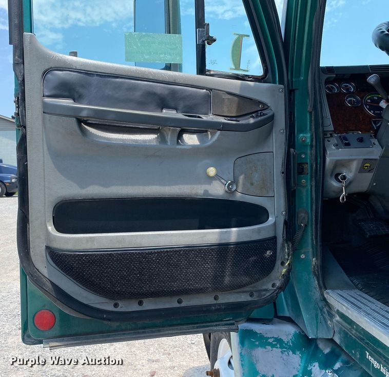 image for item DI7818 1999 Freightliner Century Class  semi truck