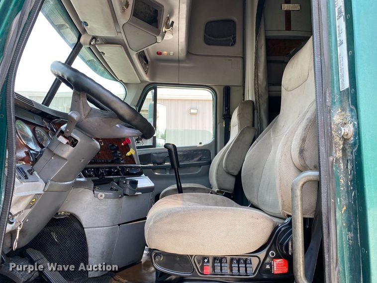 image for item DI7818 1999 Freightliner Century Class  semi truck