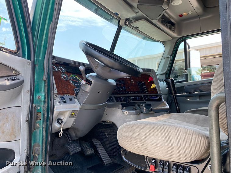 image for item DI7818 1999 Freightliner Century Class  semi truck