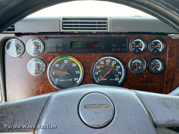 image for item DI7818 1999 Freightliner Century Class  semi truck