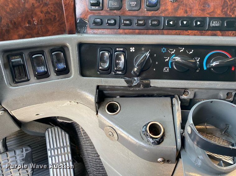 image for item DI7818 1999 Freightliner Century Class  semi truck