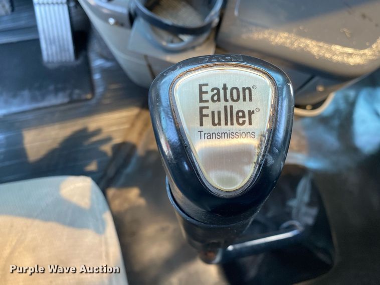 image for item DI7818 1999 Freightliner Century Class  semi truck