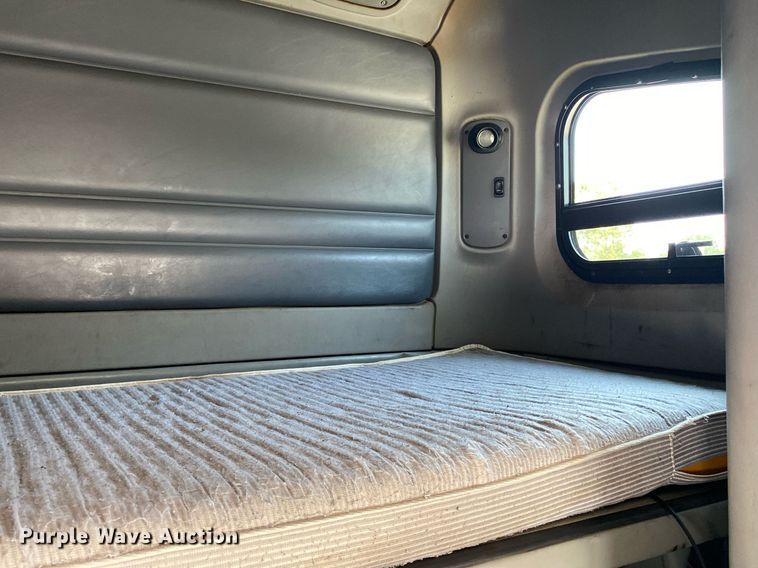 image for item DI7818 1999 Freightliner Century Class  semi truck