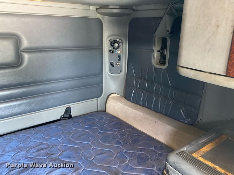 image for item DI7818 1999 Freightliner Century Class  semi truck