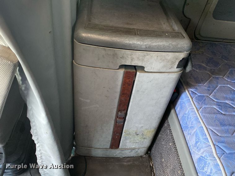 image for item DI7818 1999 Freightliner Century Class  semi truck