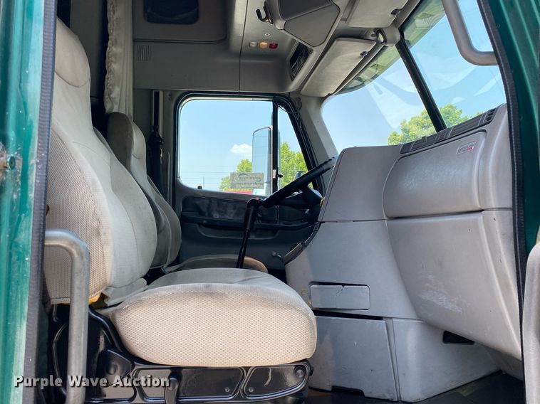 image for item DI7818 1999 Freightliner Century Class  semi truck