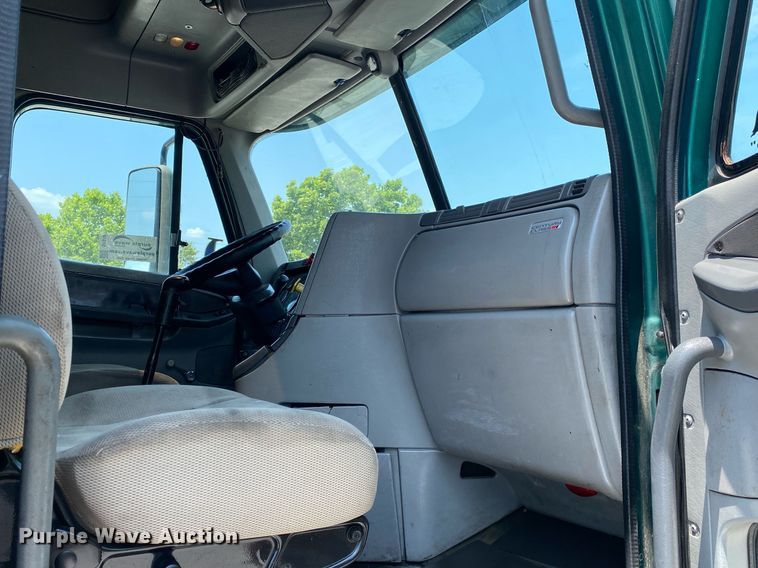 image for item DI7818 1999 Freightliner Century Class  semi truck