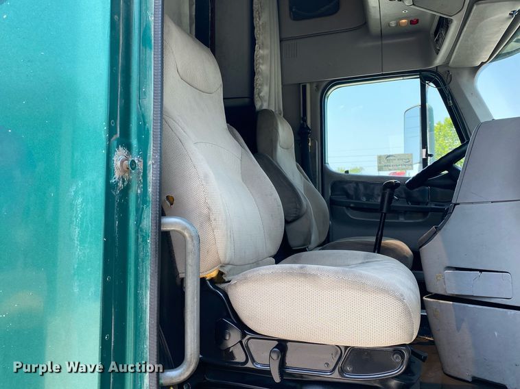 image for item DI7818 1999 Freightliner Century Class  semi truck