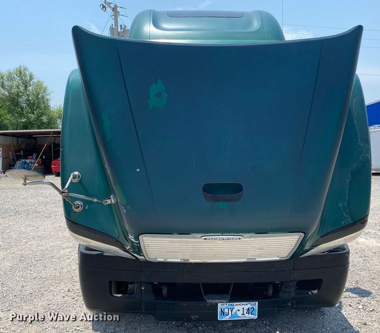 image for item DI7818 1999 Freightliner Century Class  semi truck