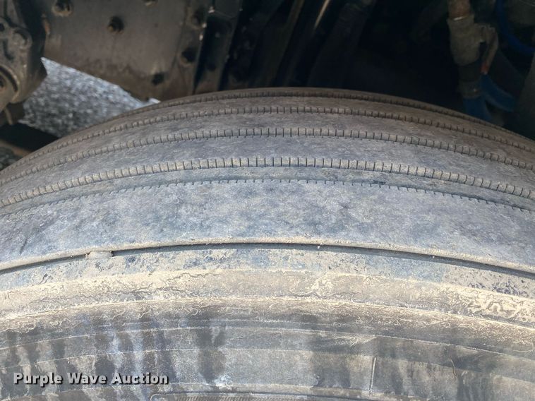 image for item DI7818 1999 Freightliner Century Class  semi truck