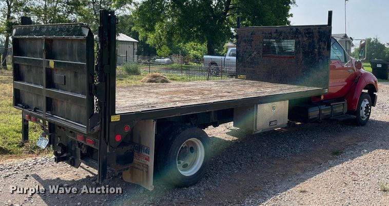 image for item DM0253 2006 Ford F650 Super Duty  flatbed truck