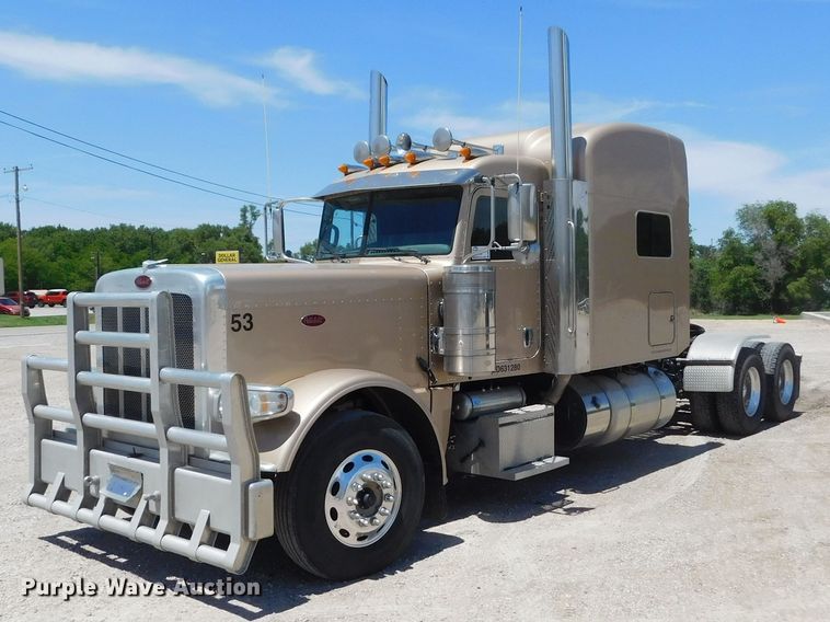 image for item DM2566 2020 Peterbilt 389  semi truck