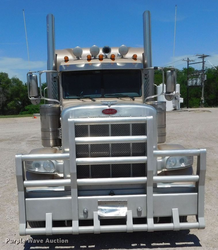 image for item DM2566 2020 Peterbilt 389  semi truck