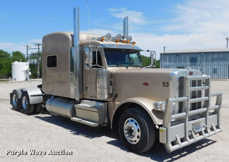 image for item DM2566 2020 Peterbilt 389  semi truck