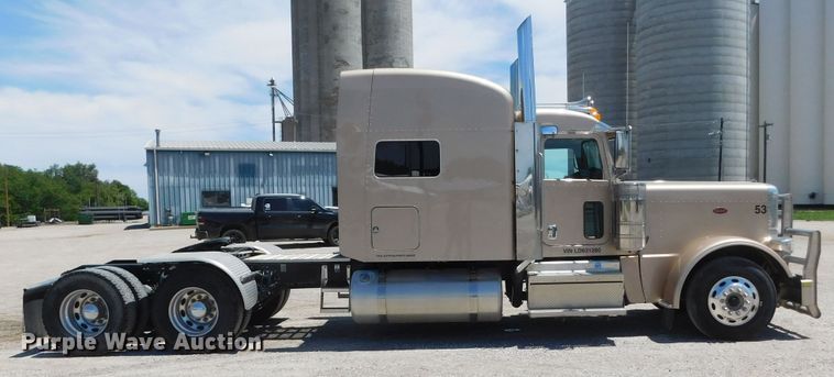 image for item DM2566 2020 Peterbilt 389  semi truck