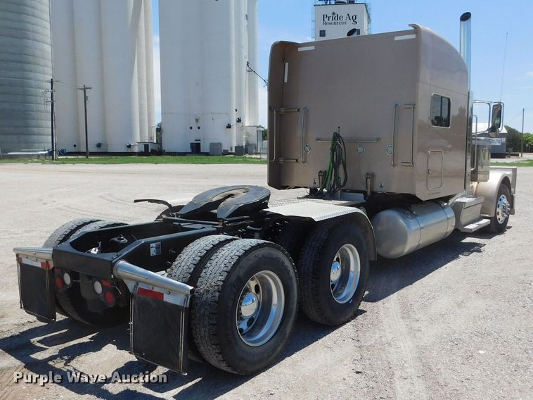 image for item DM2566 2020 Peterbilt 389  semi truck