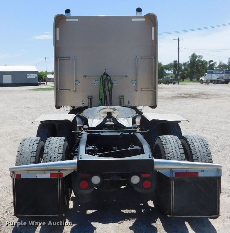 image for item DM2566 2020 Peterbilt 389  semi truck