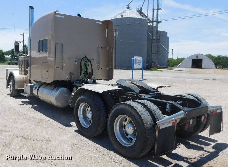image for item DM2566 2020 Peterbilt 389  semi truck