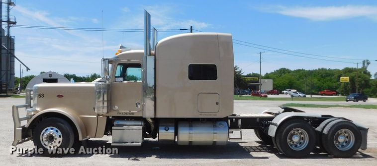 image for item DM2566 2020 Peterbilt 389  semi truck