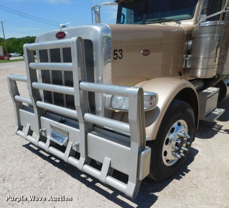 image for item DM2566 2020 Peterbilt 389  semi truck