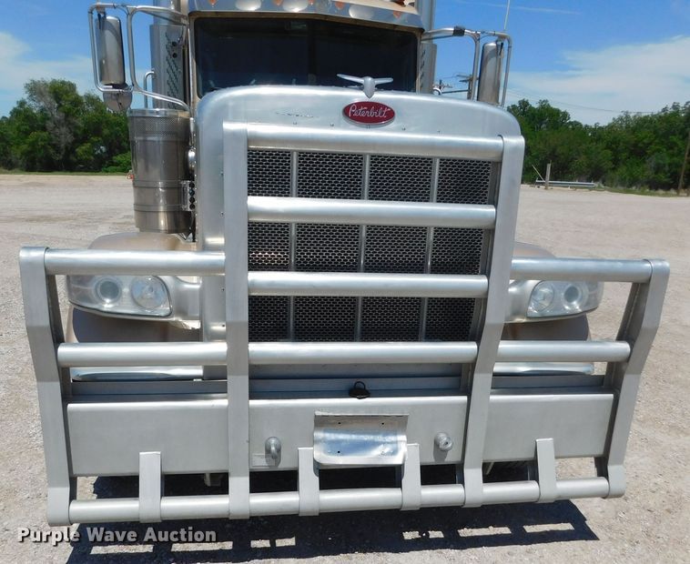 image for item DM2566 2020 Peterbilt 389  semi truck
