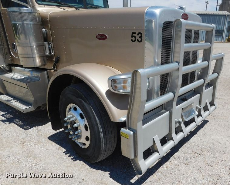 image for item DM2566 2020 Peterbilt 389  semi truck