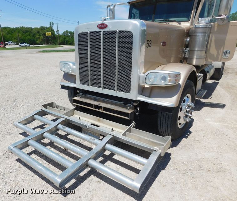 image for item DM2566 2020 Peterbilt 389  semi truck