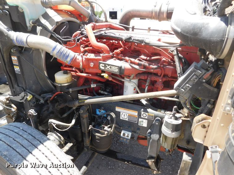 image for item DM2566 2020 Peterbilt 389  semi truck