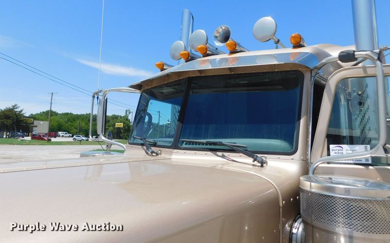 image for item DM2566 2020 Peterbilt 389  semi truck
