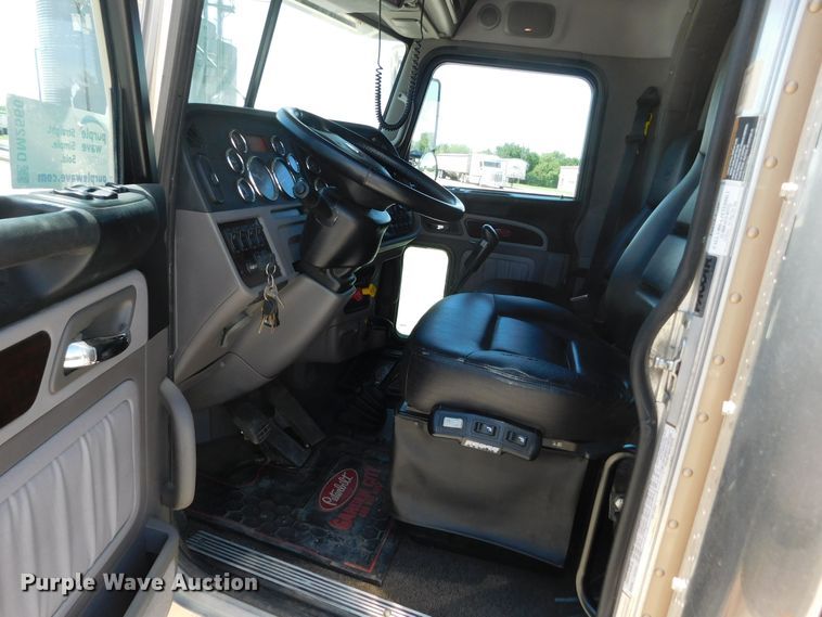 image for item DM2566 2020 Peterbilt 389  semi truck