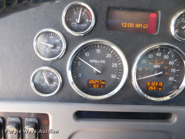 image for item DM2566 2020 Peterbilt 389  semi truck