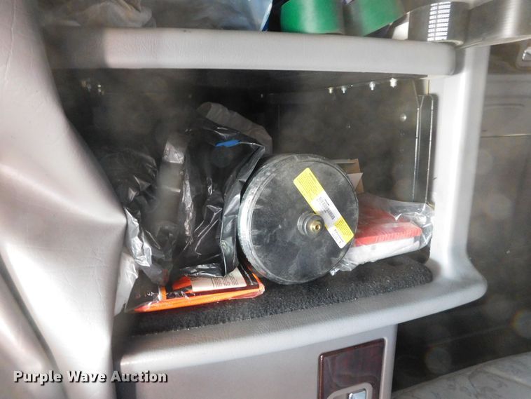 image for item DM2566 2020 Peterbilt 389  semi truck