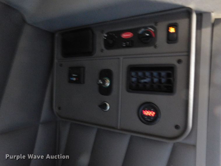 image for item DM2566 2020 Peterbilt 389  semi truck