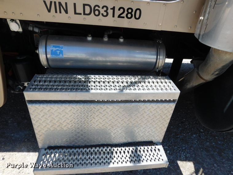 image for item DM2566 2020 Peterbilt 389  semi truck