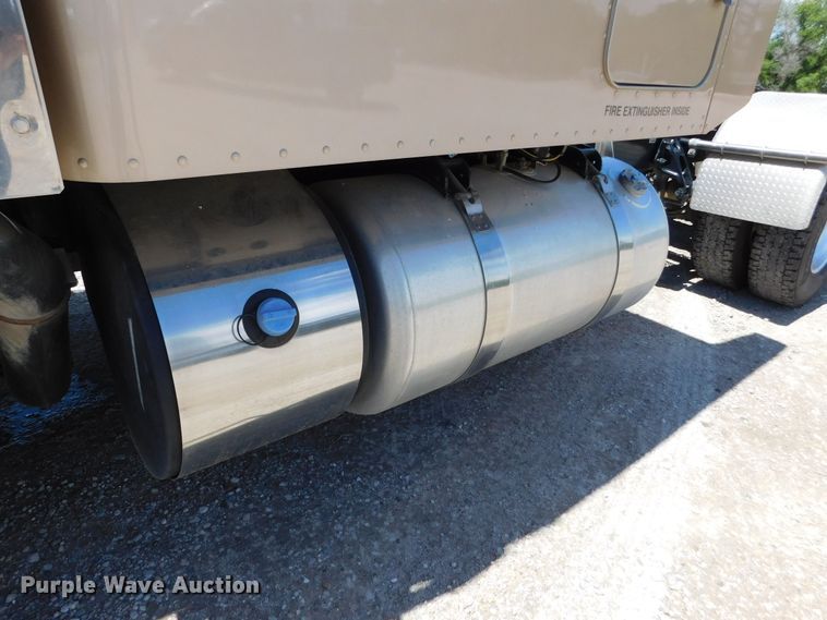 image for item DM2566 2020 Peterbilt 389  semi truck