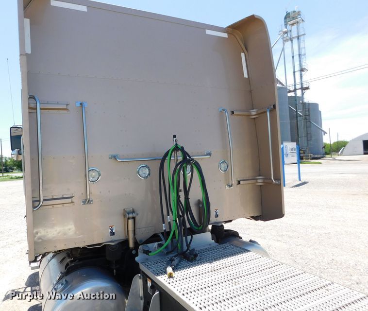 image for item DM2566 2020 Peterbilt 389  semi truck
