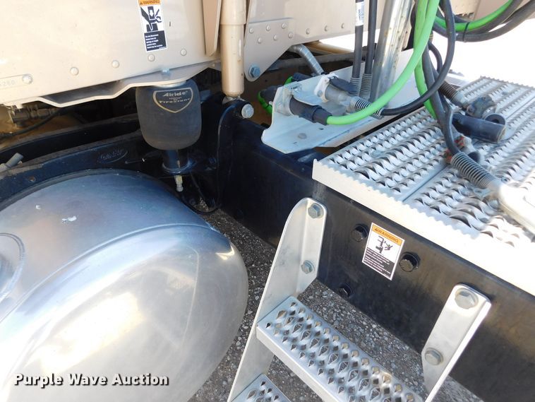 image for item DM2566 2020 Peterbilt 389  semi truck