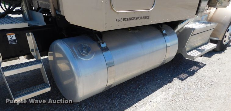 image for item DM2566 2020 Peterbilt 389  semi truck
